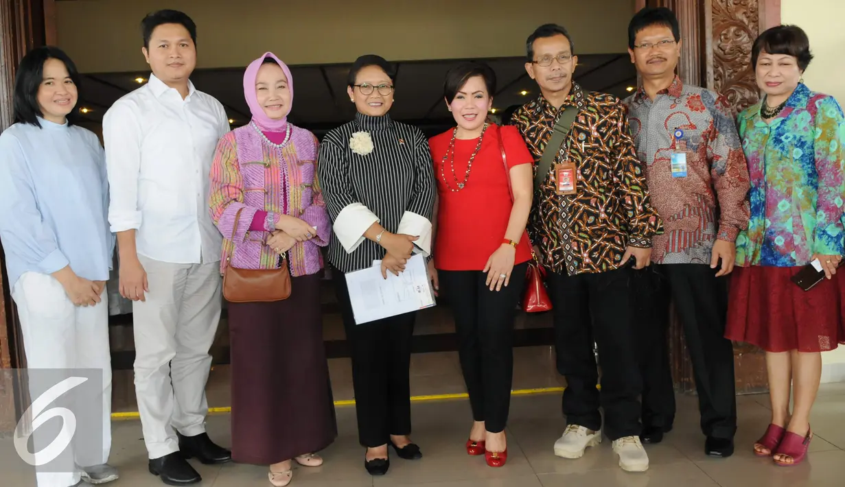 Menlu Retno Marsudi dan Direktur Program SCM Harsiwi Acmad berfoto bersama usai menjadi pembicara di Emtek Goes to Campus (EGTC) 2016 di Universitas Gadja Mada, Yogyakarta, Rabu (02/11). (Liputan6.com/Helmi Affandi)