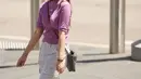 Gaya kasual super manis dari Aaliyah Massaid saat berada di Singapura. Ia mengenakan atasan berwarna ungu dipadu cargo pants putih. Riasan wajah minimalis dipagu dengan sunglasses dan rambut panjang lurus yang dibiarkan tergerai menyempurnakan penampilan Aaliyah secara keseluruhan. [Foto: Instagram/aaliyah.massaid]