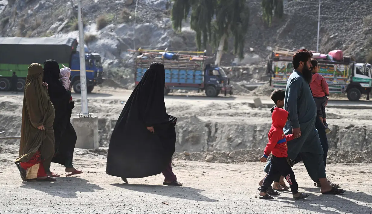 Namun ada juga warga Afghanistan yang telah lama tinggal di Pakistan selama puluhan tahun. (Farooq Naeem/AFP)