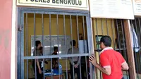 AH (29) pelaku pembunuhan salah seorang pekerja salon yang mayatnya ditemukan dalam kondisi setengah bugil saat ini diamaknkan di sel tahanan Mapolres Bengkulu (Liputan6.com/Yuliardi Hardjo)