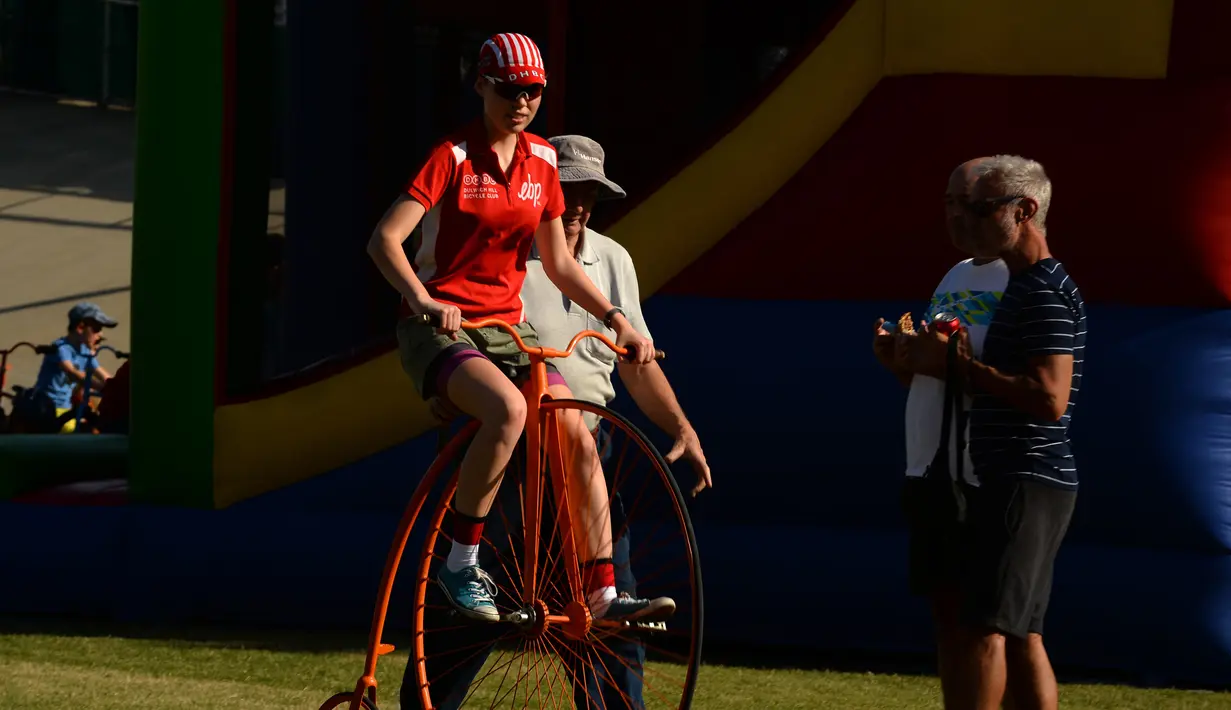 Seorang wanita belajar mengendarai sepeda klasiknya selama Sydney Classic Bicycle Show 2017 di Canterbury Velodrome di Sydney (6/5). Ajang ini menampilkan sepeda dari tahun 1800 sampai sekarang. (AFP Photo/Peter Parks)