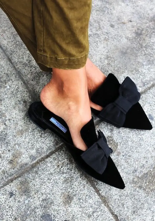 Mules shoes yang bikin penampilan jadi kece banget. (sumber foto: Bloglovin'/Pinterest)