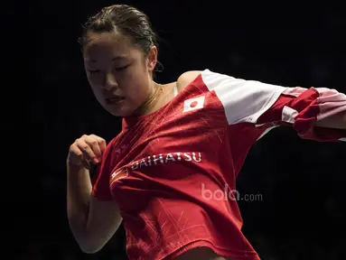 Pebulutangkis tunggal putri Jepang, Nozomi Okuhara, mengganti baju saat pertandingan BCA Indonesia Open 2017 di JCC, Jakarta, Kamis (15/5/2017). (Bola.com/Vitalis Yogi Trisna)