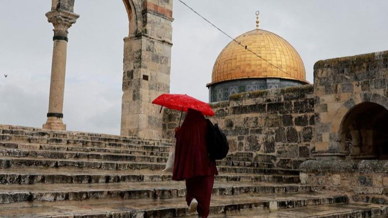 Hamas menyebut aturan tersebut sebagai cerminan kekejian Zionis. Kelompok tersebut pun mendesak warga Palestina, baik di Israel, Yerusalem, dan wilayah Tepi Barat yang diduduki, untuk melakukan mobilisasi melawan pembatasan tersebut.