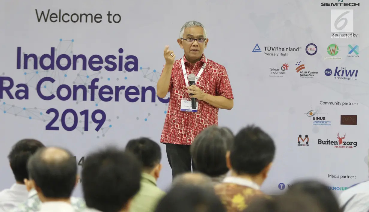 Director WSP Ruslan Rustam saat menjadi pembicara dalam Indonesia Long Range Conference (IDLoRaCon) 2019 di Function Hall Emtek City, Jakarta, Rabu (14/8/2019). IDLoRaCon 2019 membahas bagaimana sistem Internet of Things (IoT) bekerja. (Liputan6.com/Herman Zakharia)