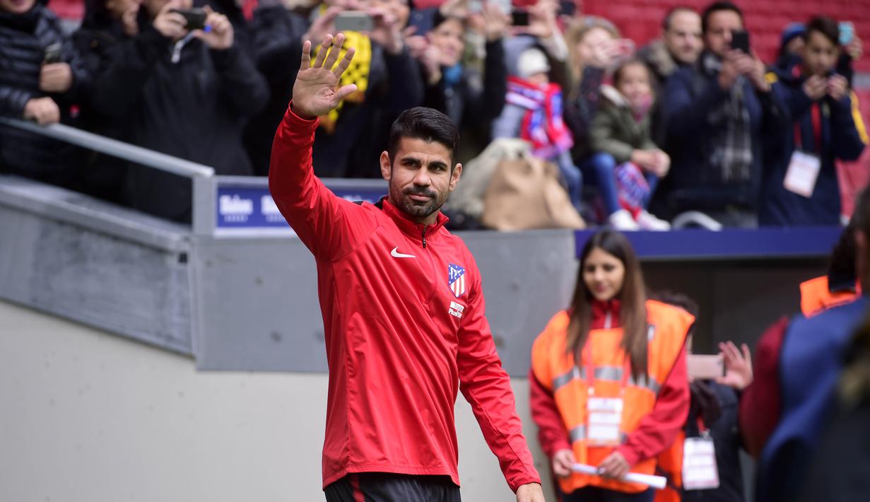 Striker Atletico Madrid, Diego Costa, menyapa suporter saat diperkenalkan di Stadion Wanda Metropolitan, Madrid, Minggu (31/12/2017). Diego Costa resmi kembali berseragam Atletico Madrid setelah terdepak dari Chelsea. (AFP/Pierre-Philippe Marcou)