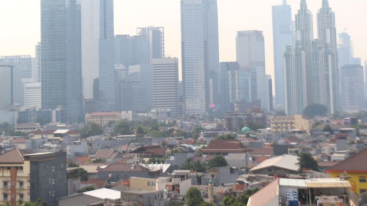 Polusi udara masih menyelimuti kawasan Jakarta dan sekitarnya pada Rabu (16/8/2023). Belakangan, banyak warga juga mulai mengeluhkan dampaknya pada kesehatan.