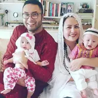 Surya Saputra punya cara sendiri untuk menjaga anak kembarnya.