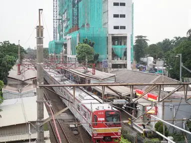 Suasana proyek pembangunan Apartemen Mahata Tanjung Barat di sekitar Stasiun Tanjung Barat, Jakarta, Kamis (30/1/2020). Apartemen Mahata Tanjung Barat dibangun di atas lahan seluas 15.244 meter persegi dan akan memiliki hunian sebanyak 1.216 unit. (Liputan6.com/Immanuel Antonius)