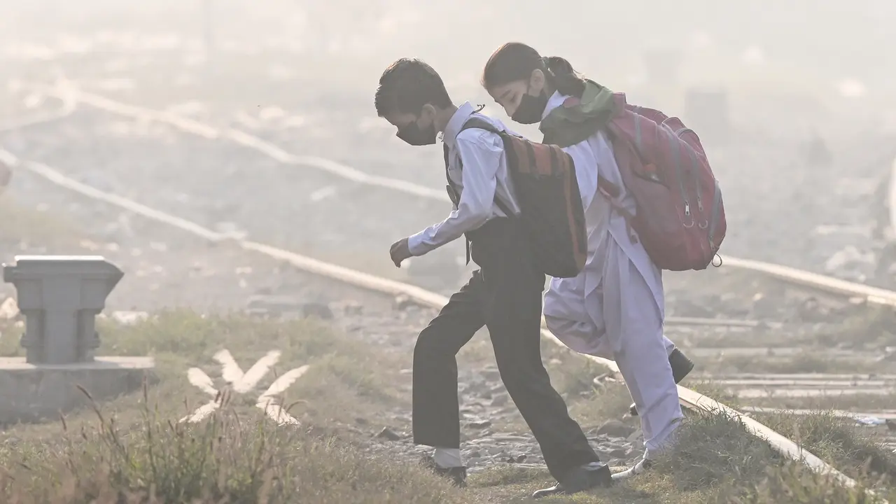 Menembus Selimut Kabut Asap, Pelajar di Pakistan Kembali ke Sekolah