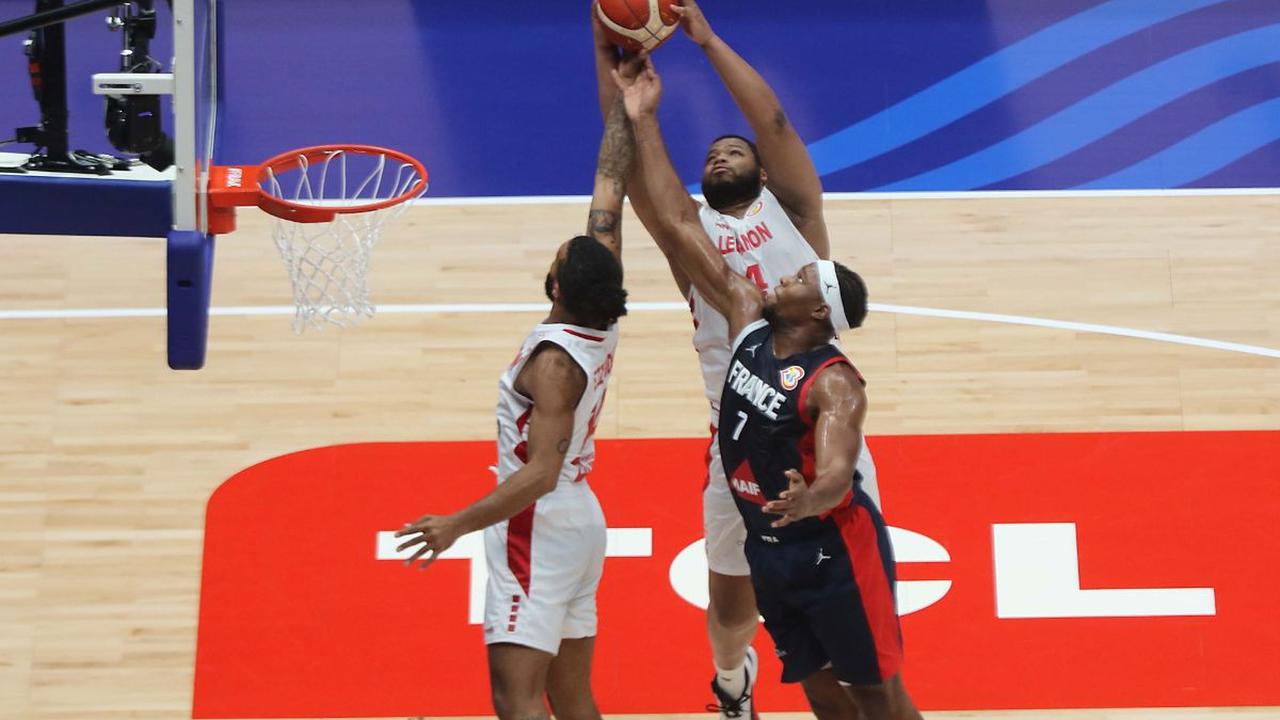 Pemain timnas basket Lebanon, Omari Rasulala Spellman (tengah) berebut bola dengan pebasket Prancis, Guerschon Yabusele pada penyisihan Grup H FIBA World Cup 2023.