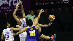 Pemain Satria Muda, Cristian Sitepu dan Avan Seputra menghalau tembakan pemain Bimasakti pada laga IBL Reguler Season di Hall A Senayan, Jakarta, Senin (11/1/2016). Satria Muda menang 55-33. (Bola.com/Nicklas Hanoatubun)