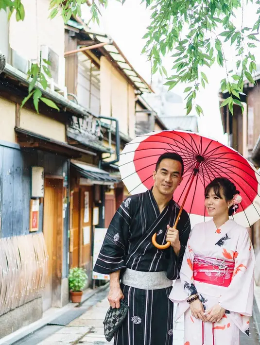 Memakai pakaian Yukata ketika liburan di Kyoto. Dibawah rintik hujan kembali bermesraan mengenang masa muda mereka berdua. Joe dan Julia terlihat sangat serasi seperti sepasang muda mudi. (Liputan6.com/IG/julietaslim)
