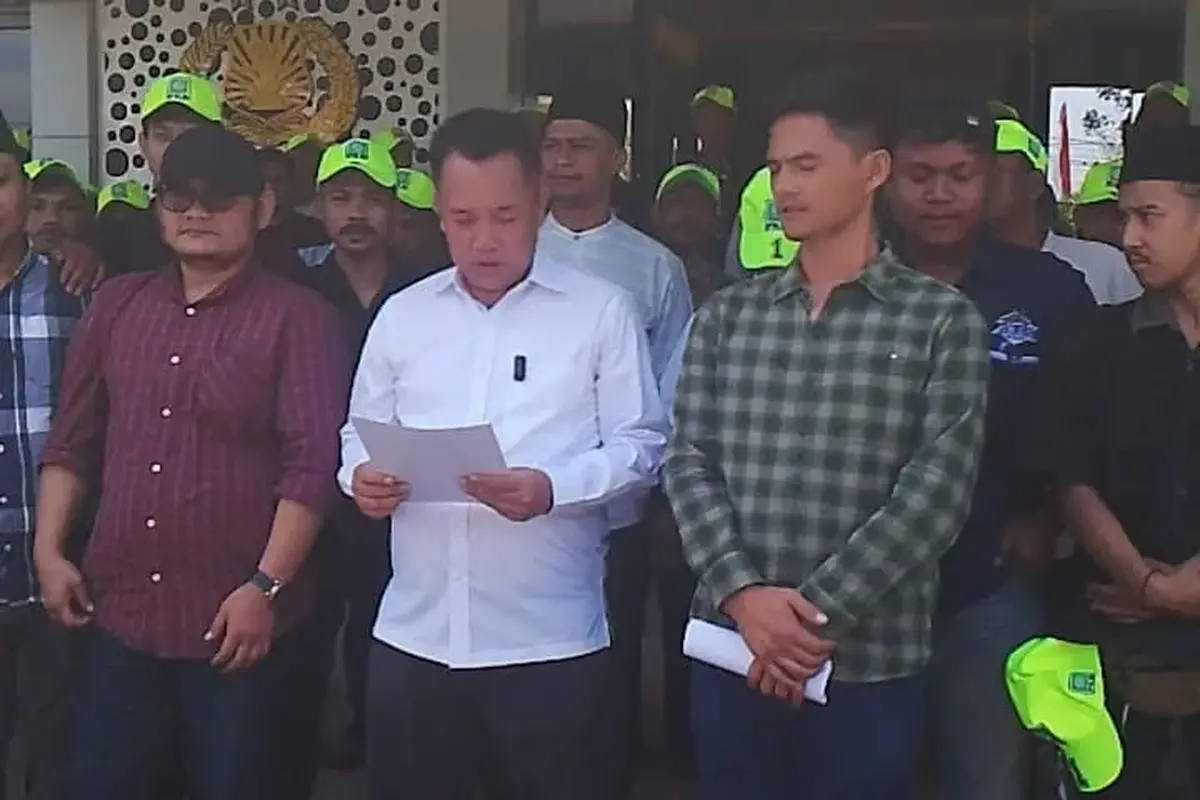 Puluhan simpatisan bersama tiga Kader sekaligus pengurus Partai Kebangkitan Bangsa (PKB) DPC Garut, Jawa Barat, melaporkan bekas Sekretaris Jenderal DPP PKB Lukman Edy ke kepolisian resort Garut. (Liputan6.com/Jayadi Supriadin)