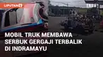 Mobil truk dengan muatan berlebihan membawa serbuk gergaji terbalik. Kejadian terjadi di dekat SPBU Jumbleng, Losarang, Indramayu