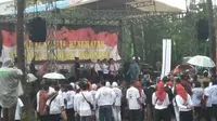 Ibu Negara Iriana Jokowi bersama Ibu Wakil Presiden Mufidah Yusuf Kalla menanam pohon mangrove di Labuan, Banten. (Foto: Liputan6.com/Septian Deny)