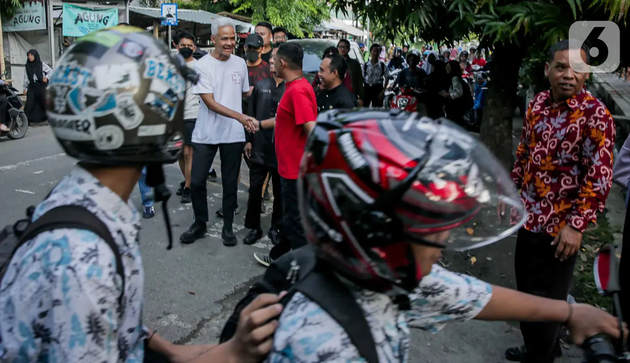 Tak ayal sambutan meriah tersebut sempat membuat arus lalu lintas di sekitar Ganjar berlalu terhambat. (Liputan6.com/Faizal Fanani)