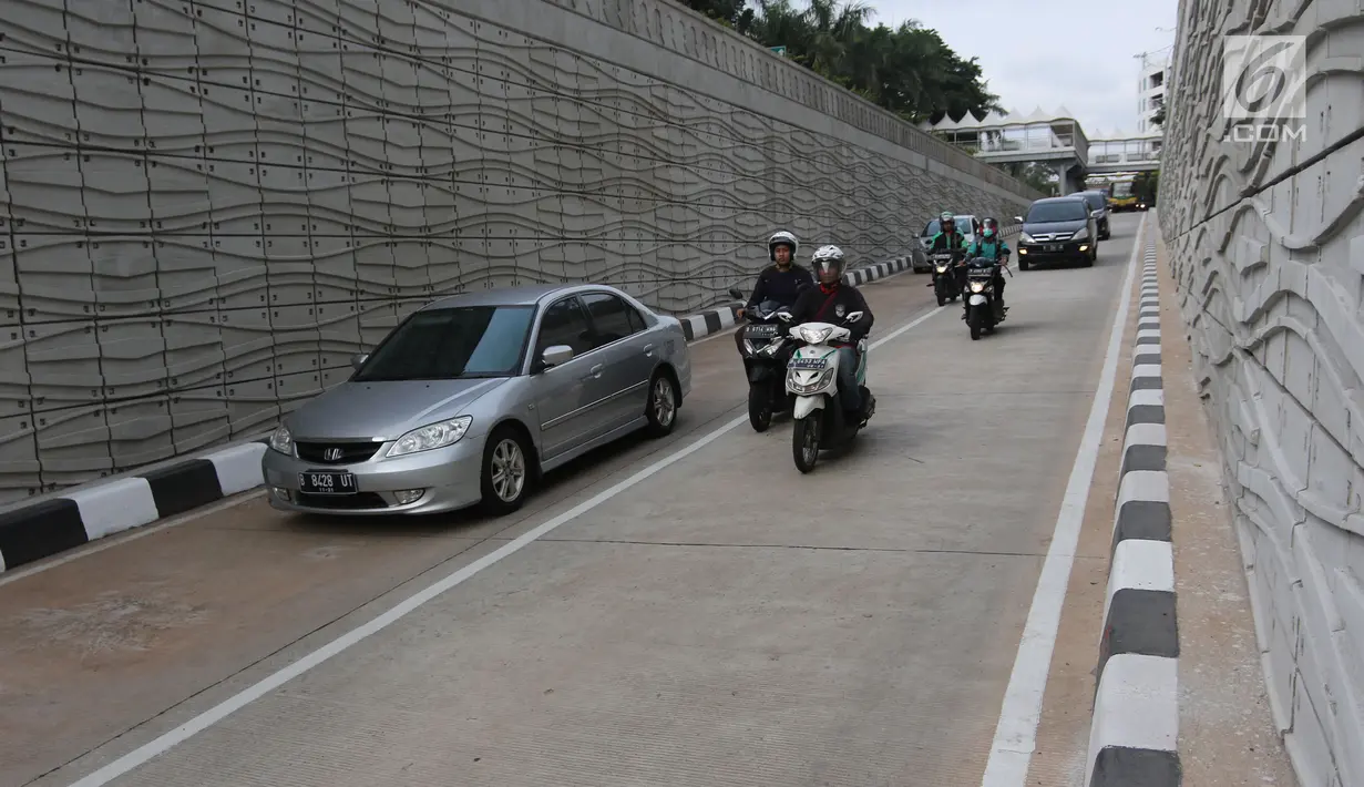 Sejumlah pengendara motor melintasi underpass Kartini di kawasan Lebak Bulus, Jakarta Selatan, Rabu (28/2). (Liputan6.com/Arya Manggala)