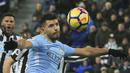 Pemain Manchester City, Sergio Aguero mencoba melepaskan tembakan saat diadang pemain Newcastle United pada lanjutan Premier League di St James' Park, Newcastle-upon-Tyne, (27/12/2017). Manchester City menang 1-0. (AFP/Lindsey Parnaby)
