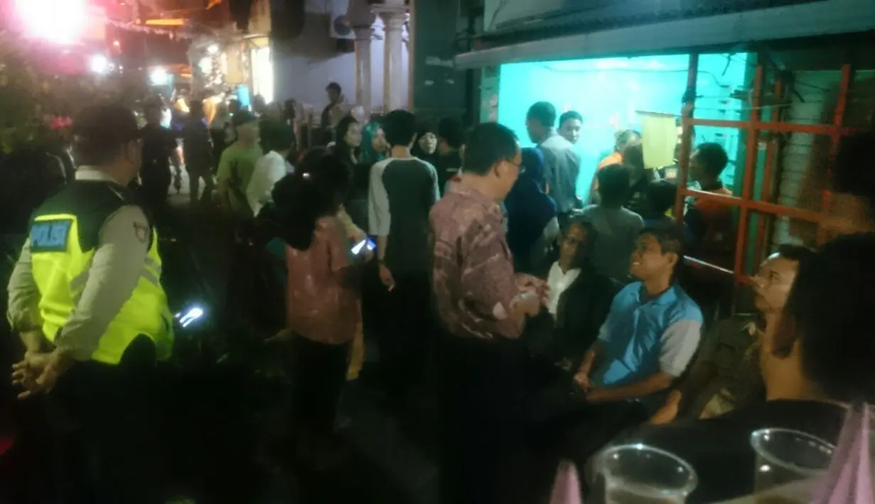 Para pelayat terlihat terus memadati rumah duka kediaman Hj. Laila Sari yang tinggal bersama anak dan cucunya yang terletak di kawasan kampung artis Tangkiwood, kawasan Mangga Besar Jakarta Barat. (Bambang E Ros/Bintang.com)