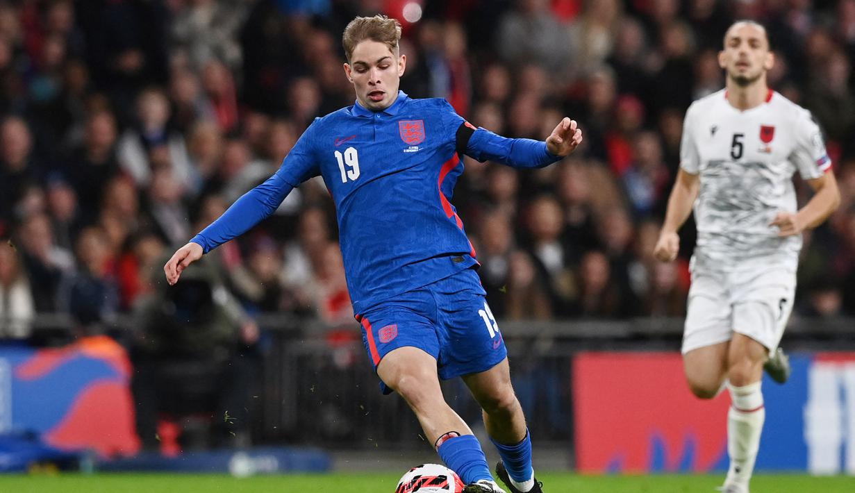Emile Smith Rowe - Pemain andalan Arsenal musim ini akhirnya merasakan debut bersama Timnas Inggris. Rowe mencatatkan debutnya pada 12 November 2021 kala Inggris menekuk Albania dengan skor telak 5-0. (AFP/Glyn Kirk)