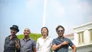Slank berpose di kawasan Istana Kepresidenan, Jakarta, Rabu (3/6/2015). Kedatangan Slank karena mendapat undangan oleh Presiden Joko Widodo untuk makan siang bersama. (Liputan6.com/Faizal Fanani)