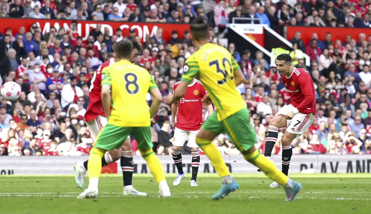 Cristiano Ronaldo. Striker yang awal musim ini memulai periode ke-2 bersama Manchester United baru saja membuat hattrick ketiganya bagi MU di Liga Inggris ke gawang Norwich (16/4/2022). Hattrick pertama CR-7 dibuat pada pekan ke-22 musim 2007/2008, 12 Januari 2008 ke gawang Newcastle. (AP/Jon Super)