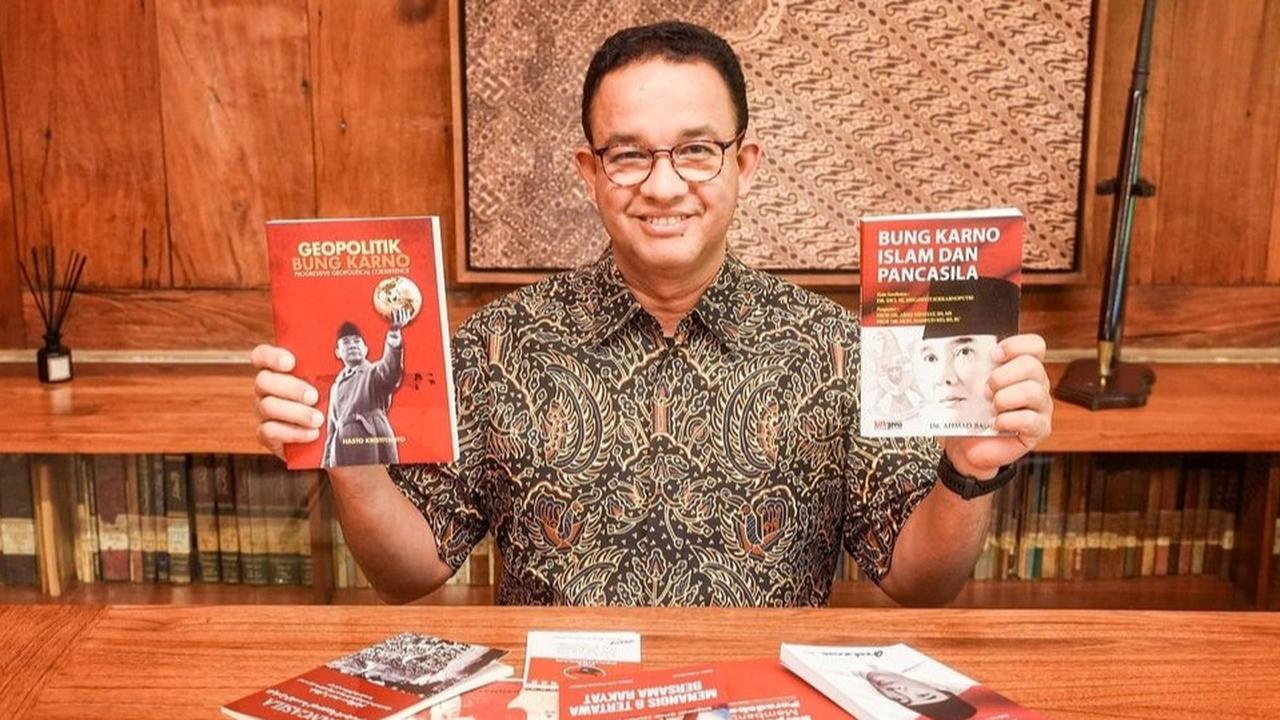 Usai Sowan ke DPD PDIP Jakarta, Anies Baswedan Pamer Buku Bung Karno sampai Megawati