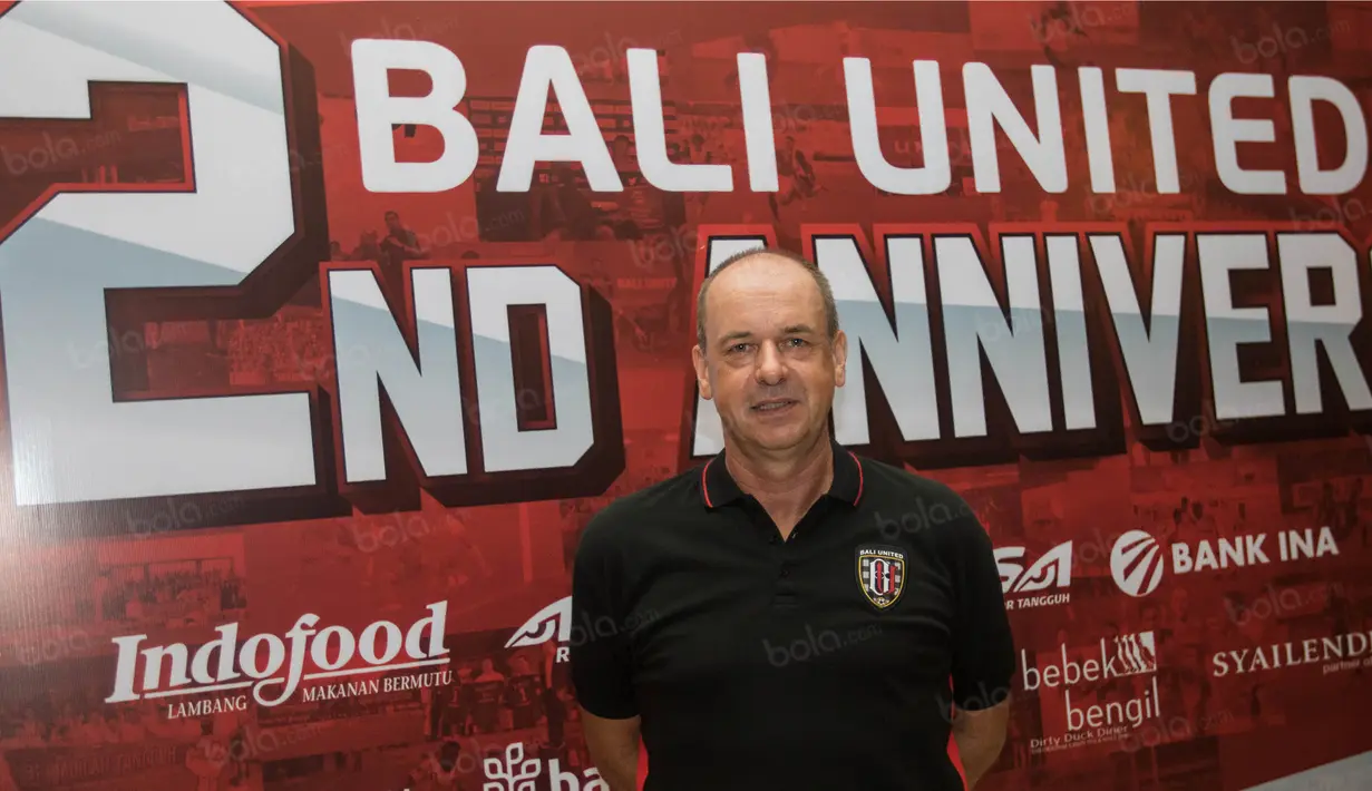 Pelatih Bali United, Hans Peter Scheller, berpose saat menghadiri perayaan ulang tahun klub yang kedua. (Bola.com/Vitalis Yogi Trisna)