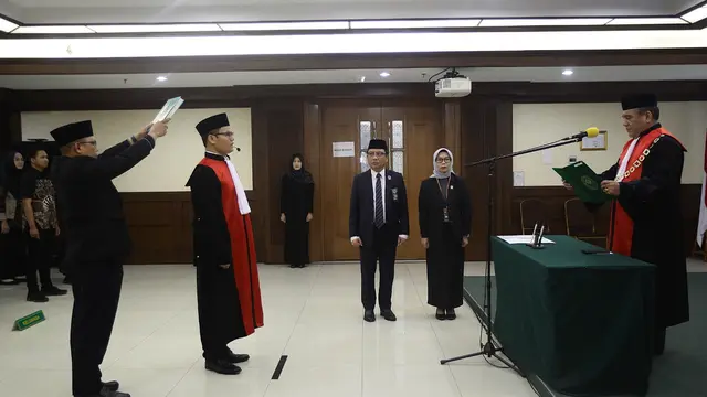 Andi Saputra, saat dilantik sebagai hakim ad hoc tipikor tingkat pertama pada tahun 2024. (Istimewa)