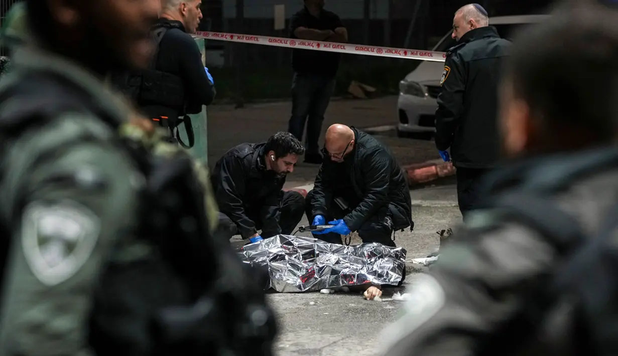 Tersangka penyerang, seorang warga Yerusalem Timur berusia 24 tahun, ditembak mati oleh pasukan keamanan di tempat kejadian, kata polisi dalam sebuah pernyataan. (AP Photo/Mahmoud Illean)
