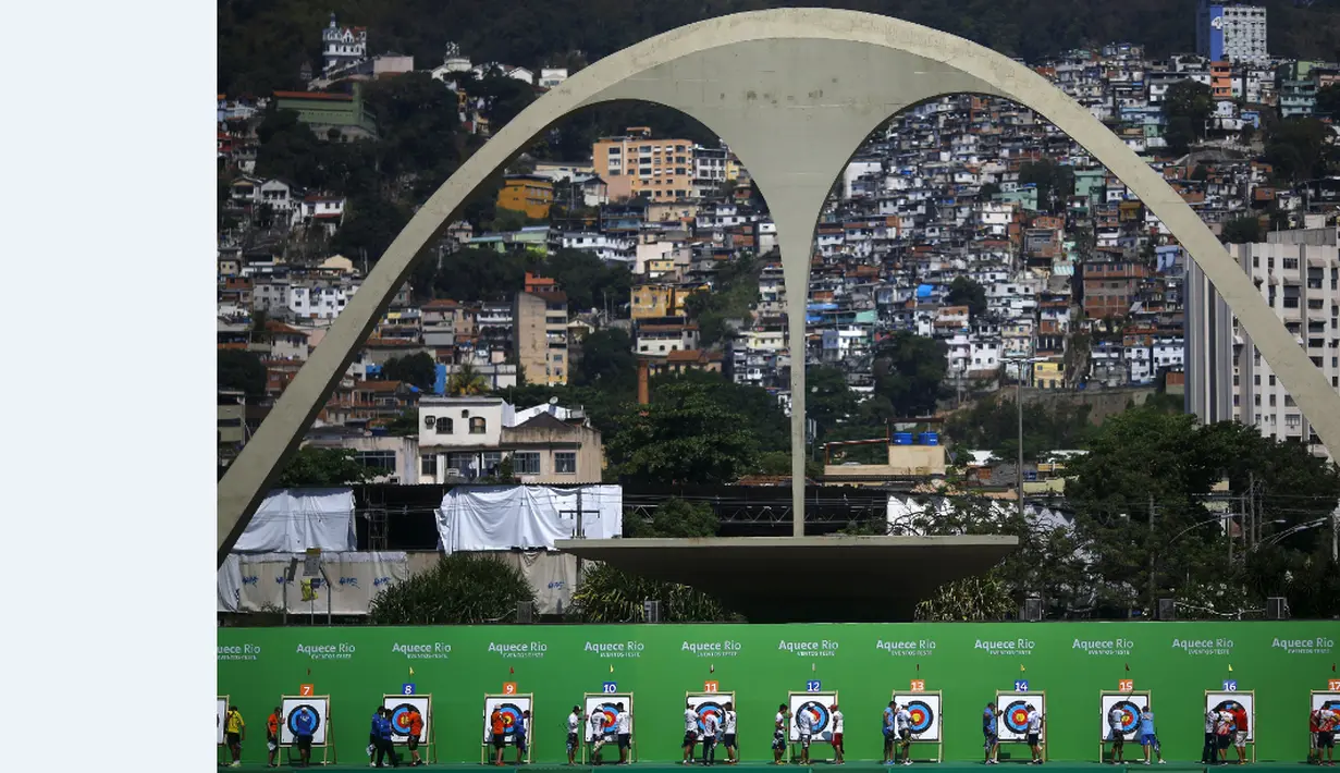 Para atlet panahan mengecek hasil bidikan dalam tes even Olimpiade 2016 di Sambadrome, Rio de Janeiro, Brazil, (15/9/2015). (Reuters/Ricardo Moraes)