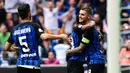 Para pemain Inter Milan merayakan gol yang dicetak Mauro Icardi ke gawang SPAL pada laga Serie A di Stadion Giuseppe Meazza, Minggu (10/9/2017). Inter Milan menang 2-0 atas SPAL. (AFP/Miguel Medina)