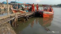 Tim SAR gabungan mencari keberadaan ABK yang hilang dalam insiden tabrakan kapal MV dengan MV Habco pioneer di perairan Indramayu. (Foto: Liputan6.com/Panji Prayitno)