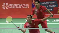Fredy Setiawan/Dwiyoko pebulutangkis Indonesia meraih medali emas di nomor ganda putra SL3-SL4 setelah mengalahkan pasangan Korea pada Asian Para Games 2018 di Istora Senayan, Sabtu (13/10/2018).  (Bola.com/Peksi Cahyo)