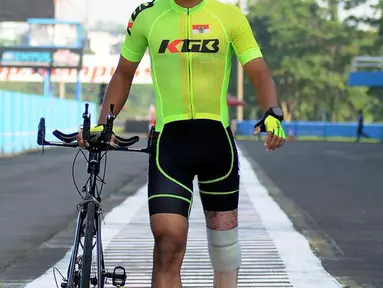 Muhammad Fadli Imammudin berjalan usai latihan di Sirkuit Sentul, Bogor, Rabu (23/2). Usai memutuskan pensiun pasca kecelakaan pada Juni 2015 lalu, kini M Fadli menatap Kejuaraan Asia Paracycling 2017. (Liputan6.com/Helmi Fithriansyah)