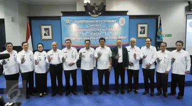 Kepala BNN, Budi Waseso (Buwas) beserta Menteri PANRB, Asman Abnur dan sejumlah stafnya berfoto bersama usai melakukan penandatanganan Nota Kesepahaman di Kantor BNN, Cawang, Jakarta, Senin (8/5). (Liputan6.com/Yoppy Renato)