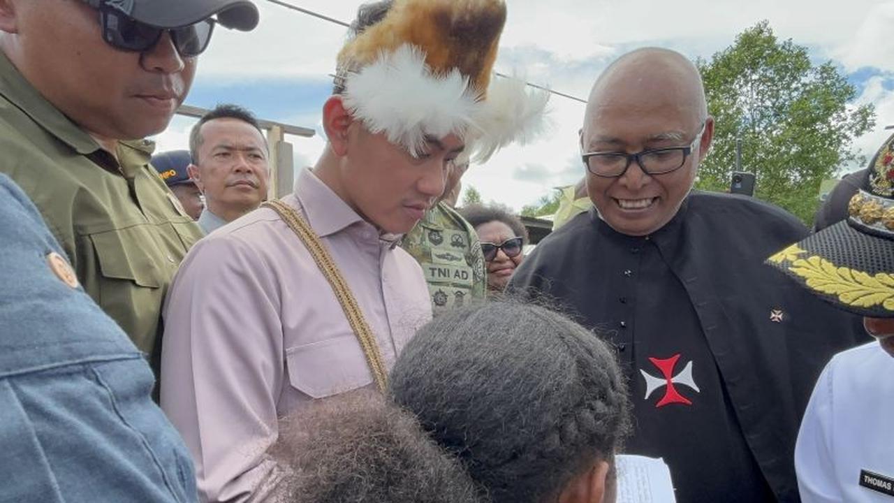 Wapres Gibran Kunjungi Asmat, Beri Tanda Tangan dan Serap Aspirasi Warga