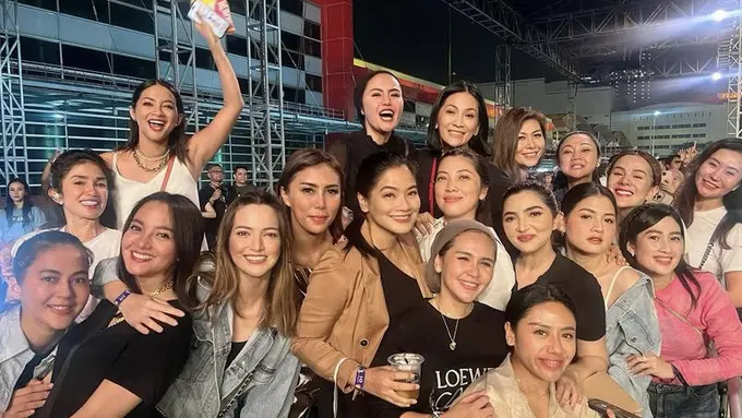 Gaya Outfit Santai Sederet Artis Hadir di Konser Sheila On 7