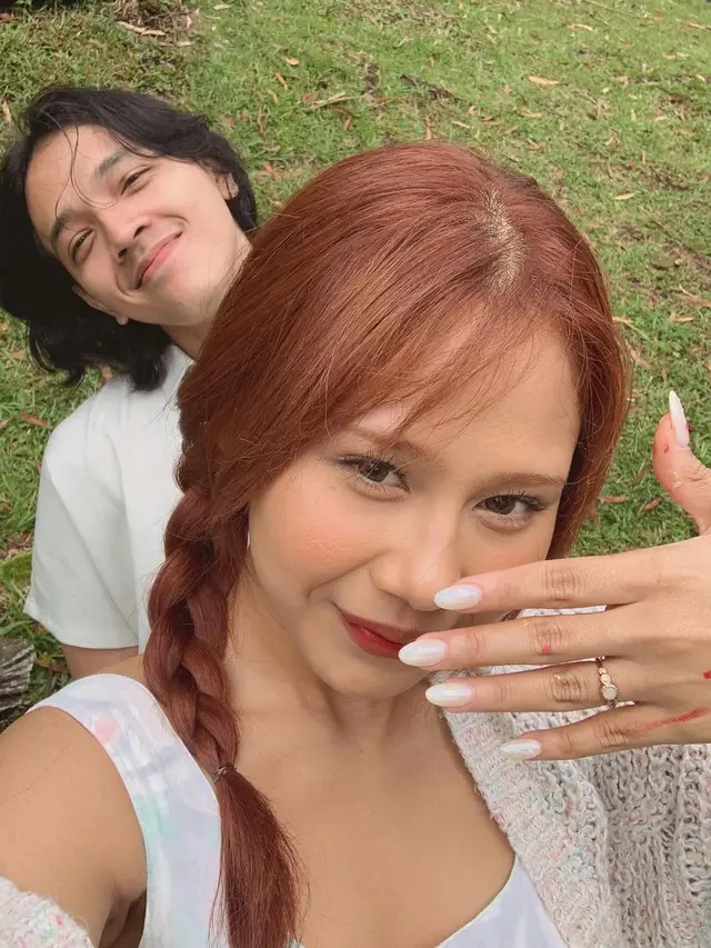 Nadine Amizah Dilamar Adik Sheila Dara, Pasangan Serasi dengan Gaya Vintage Ikonik