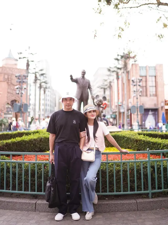 Potret Sandra Dewi dan Harvey Moeis Liburan Berdua di Disneyland