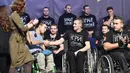 Para peserta bersalaman usai mengikuti kompetisi final CrossFit "Game of Heroes" di Kiev, Ukraina (24/12). Kompetisi ini diikuti oleh lima belas tentara Ukraina yang cacat akibat pertempuran dengan pihak separatis pro Rusia. (AFP/Sergei Supinsky)