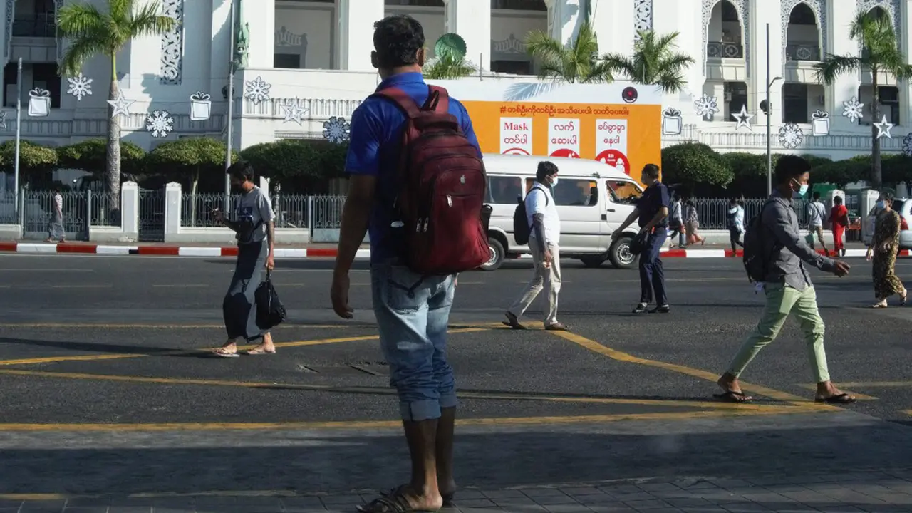 FOTO: Aktivitas Warga Myanmar Sehari Setelah Kudeta Militer