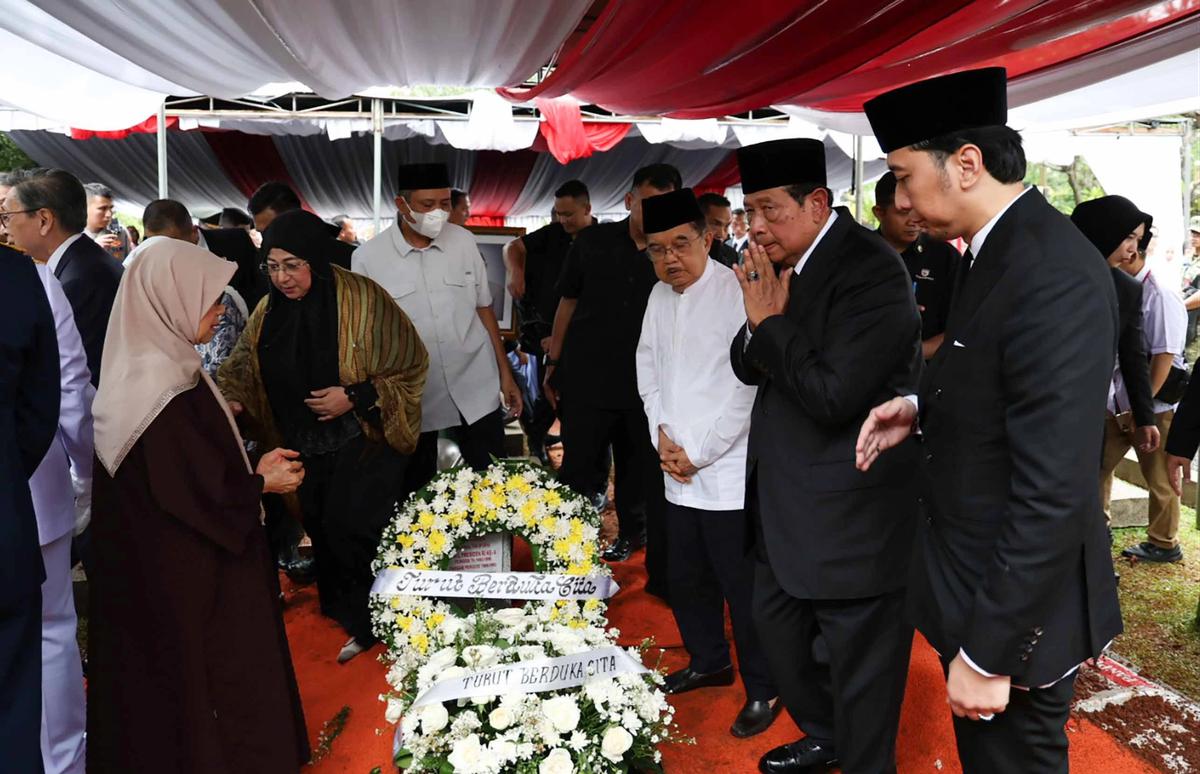 FOTO: Pemakaman Try Sutrisno