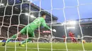 Proses terjadinya gol yang dicetak gelandang Liverpool, Mohamed Salah, ke gawang Newcastle pada laga Premier League di Stadion Anfield, Liverpool, Rabu (26/12). Liverpool menang 4-0 atas Newcastle. (AP/Jon Super)