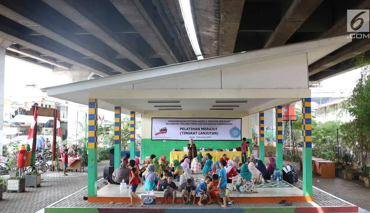 Suasana pelatihan merajut di RPTRA Pademangan Timur, Jakarta, Selasa (18/12). Pelatihan tersebut digelar guna meningkatkan kemampuan dan dapat memperkuat perekonomian keluarga dari hasil kerajinan yang dijualnya itu. (Liputan6.com/Immanuel Antonius)