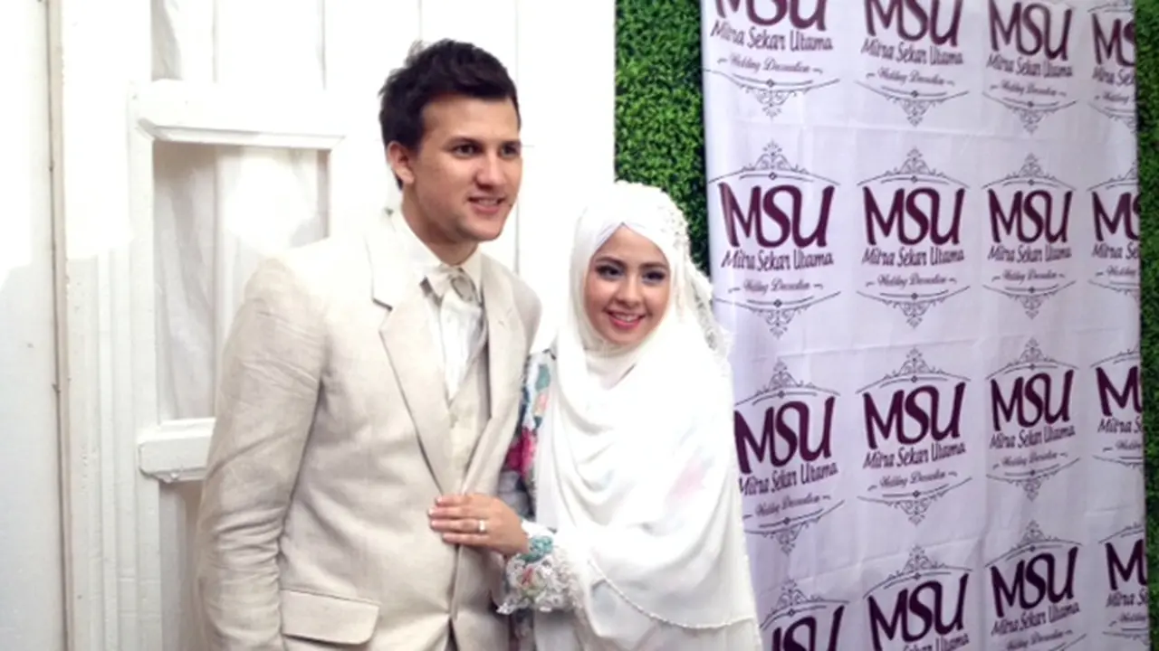 Sebelum Ijab Kabul, Stuart Collin Suka Komat Kamit Sendiri