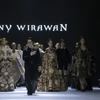 Sejauh Mata Memandang, Denny Wirawan, dan Adrian Gan, menutup gelaran Jakarta Fashion Week 2025 dengan ragam rancangan apik.