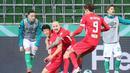 Para pemain RB Leipzig merayakan gol ke gawang Werder bremen yang dicetak Striker Hwang Hee-chan (kiri) dalam laga semifinal DFB Pokal di Weserstadion, Bremen, Jumat (30/4/2021). RB Leipzig menang 2-1 atas Werder Bremen melalui babak perpanjangan waktu. (AFP/Cathrin Mueller/Pool)