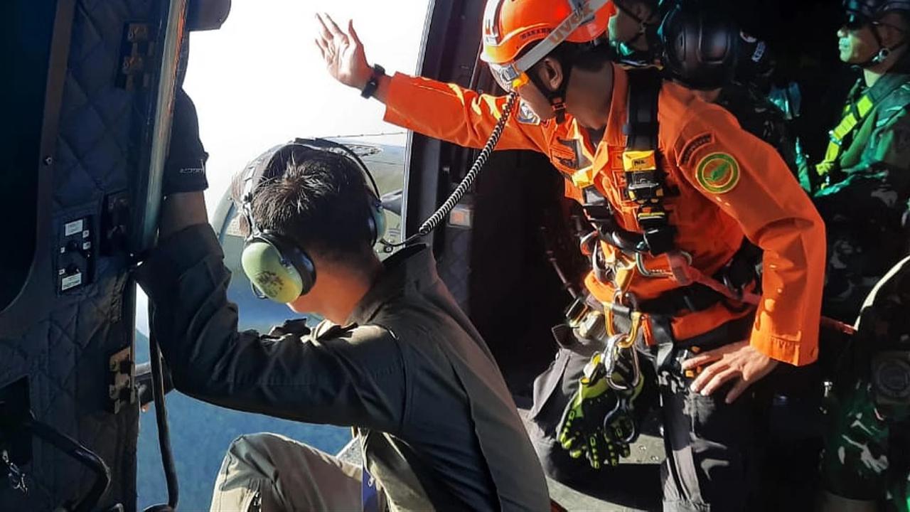 FOTO: Pesawat ATR Ditemukan di Pegunungan Bulusaraung.  Tim SAR Lanjutkan Evakuasi